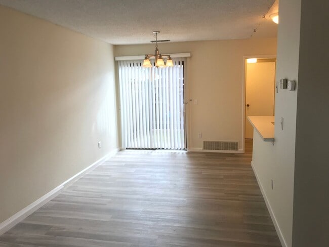 Building Photo - Charming and Conveniently Located Townhome...