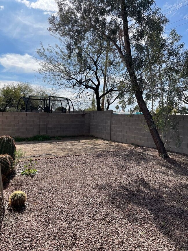 Building Photo - Large 3 Bedroom! Master Bedroom w/ Sitting Room!