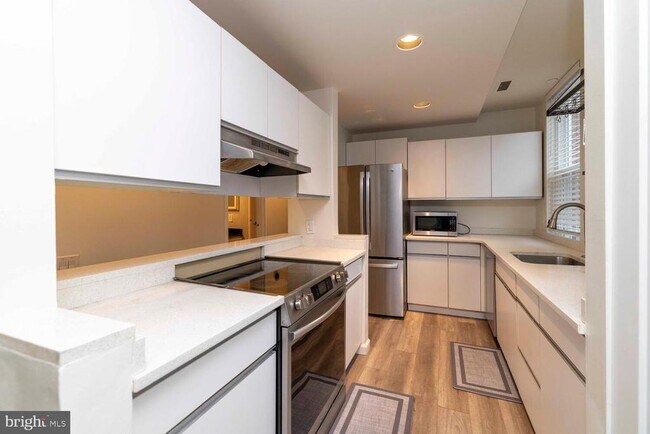 Building Photo - 102 Church St