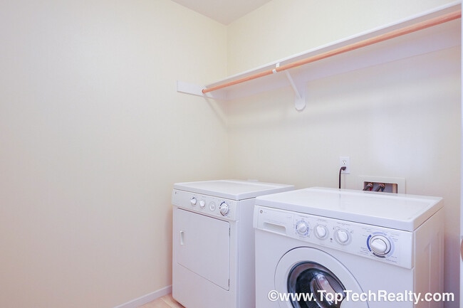 Building Photo - Fabulous 3 BD* 2.5 BA In Popular Arbor Reserve Townhome Community! **Minutes From Tanasbourne Sho...