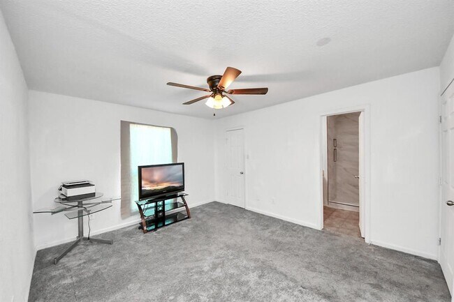 Building Photo - 8100 Creekbend Dr