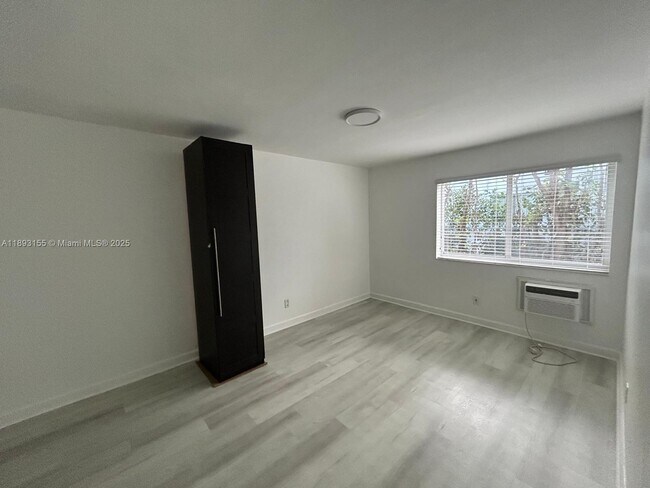 Building Photo - 7430 Carlyle Ave