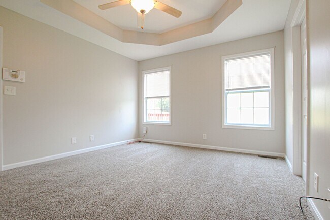 Building Photo - Three Bedroom with Bonus!