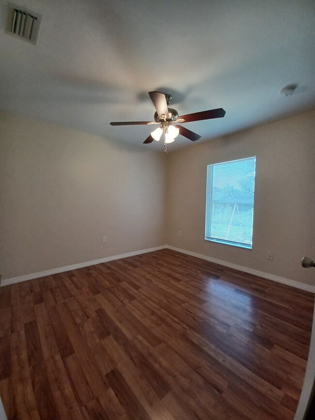 Building Photo - 1124 Diplomat Pkwy W