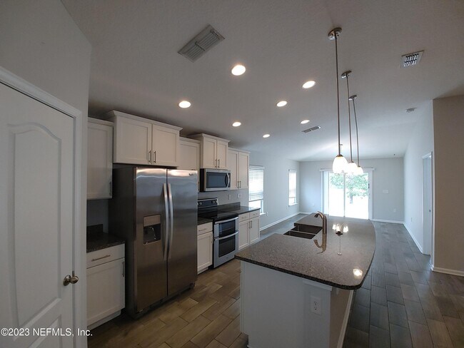 Building Photo - 208 Midway Park Dr