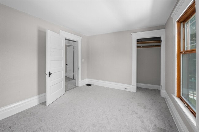 Building Photo - 145 Maple St