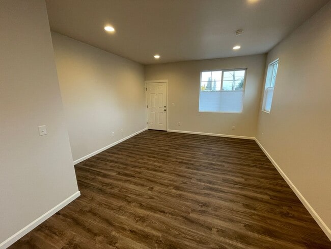 Building Photo - N18