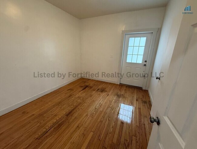 Building Photo - 42 Kilburn St