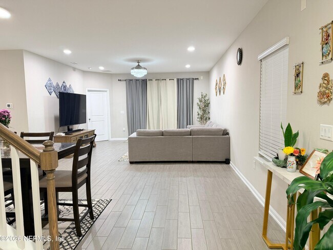 Building Photo - 70 Golden Fern Dr