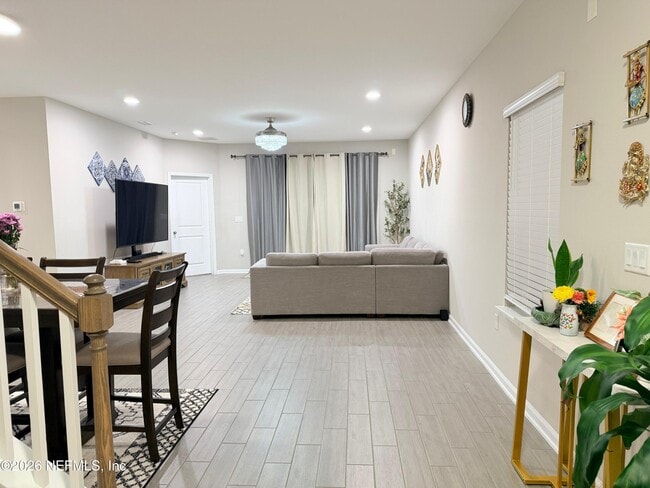 Building Photo - 70 Golden Fern Dr