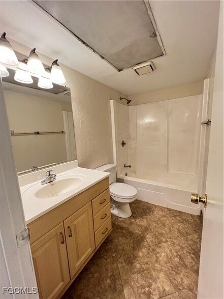 Building Photo - 1825 Oak Ln