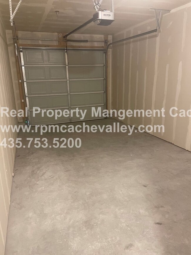 Building Photo - 472 W 40 S