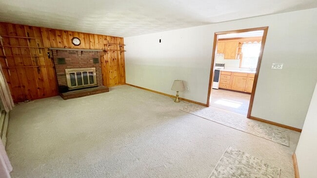 Building Photo - 3 BR House on a Lake 1.5 Baths