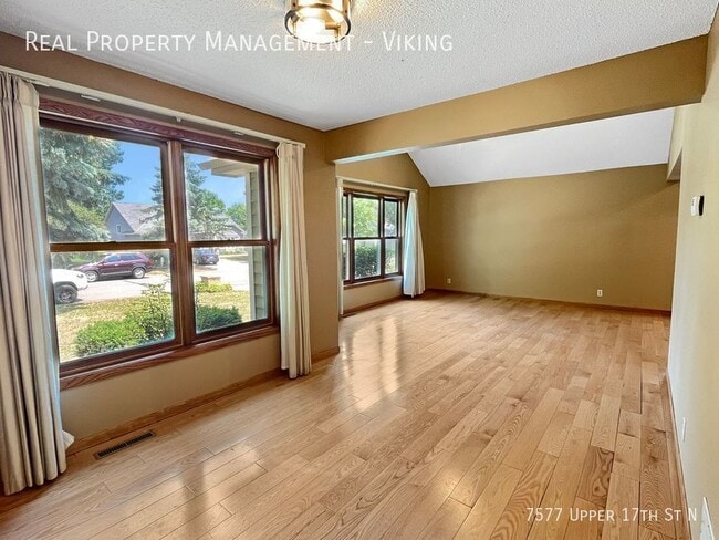 Building Photo - 2 Bedroom 2 Bathroom Home with Fenced In Y...