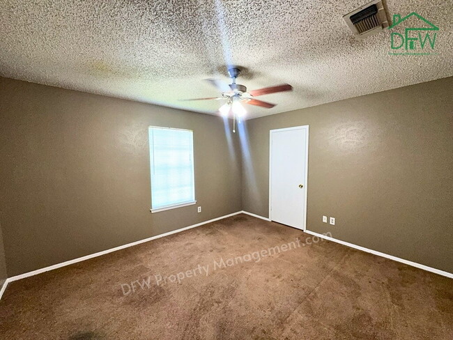 Building Photo - Spacious 3-Bed / 2-Bath Home with Large Fenced Backyard in Quiet Benbrook Neighborhood