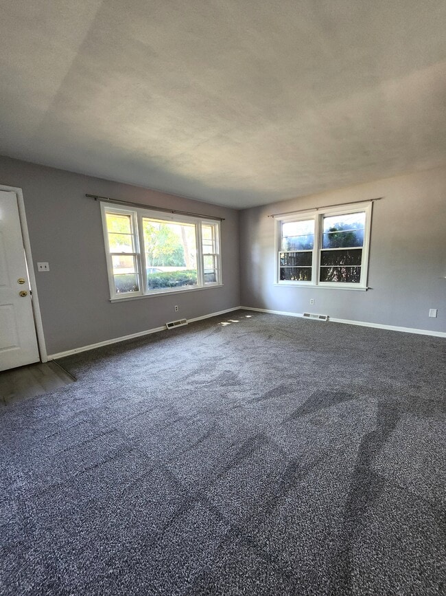 Building Photo - 613-617 W Sheridan Court