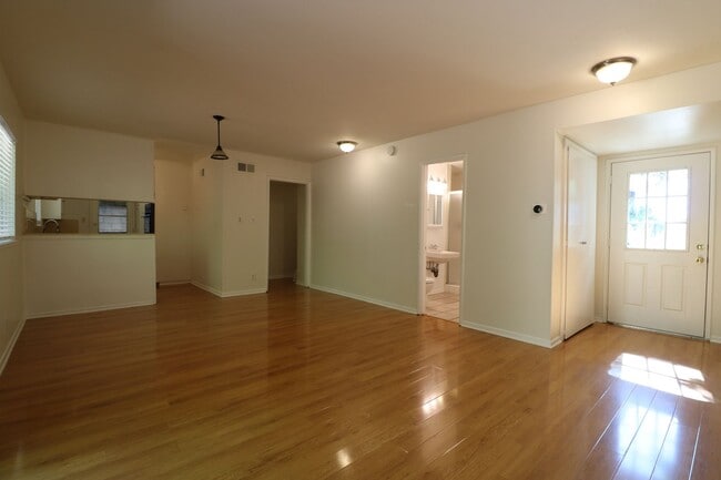 Building Photo - 3 BEDROOM, 2 BATH:  Home for Lease in Nort...
