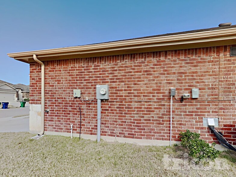 Building Photo - 916 Roland Dr
