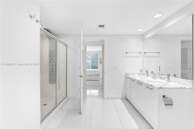 Building Photo - 950 Brickell Bay Dr