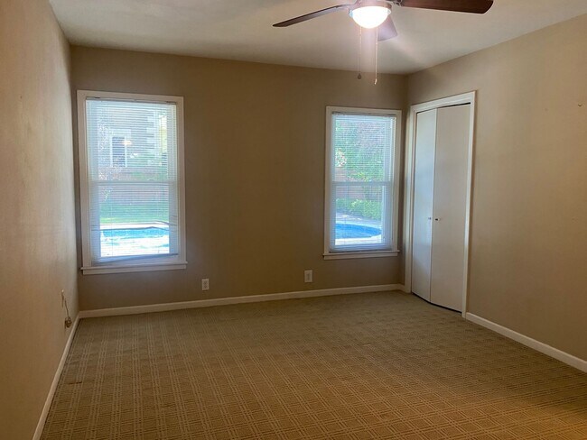Building Photo - 4 BEDROOM WITH POOL