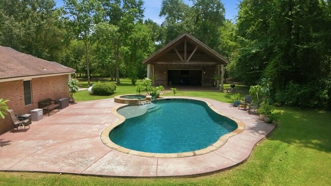 Building Photo - 223 Pin Oak Ln