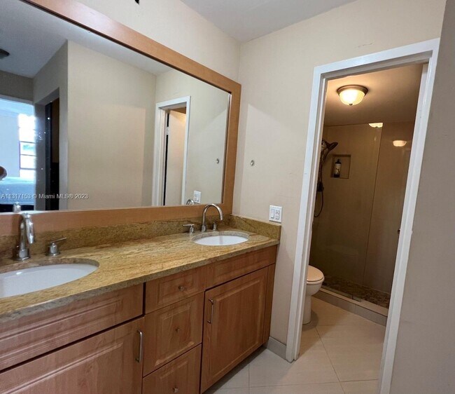 Building Photo - 2500 NE 135th St