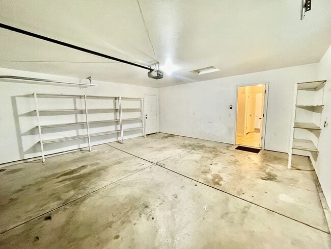 Building Photo - Adorable 3-BR Home with Garage and Amenities