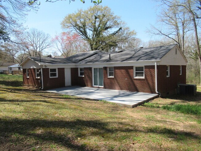 Building Photo - Charming Brick Ranch in a Convenient Lincolnton Location!