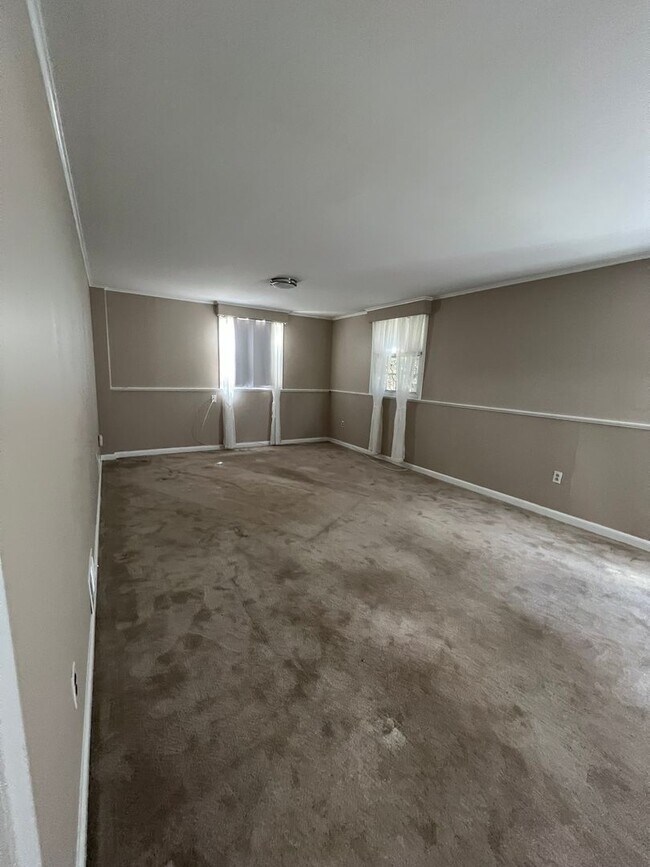 Building Photo - Charming Alexandria Home with Spacious Yard & Prime Location