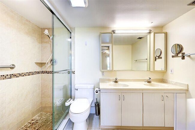 Building Photo - 4402 Martinique Ct