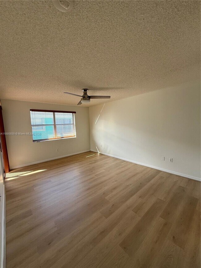 Building Photo - 2646 SE 19th Ct