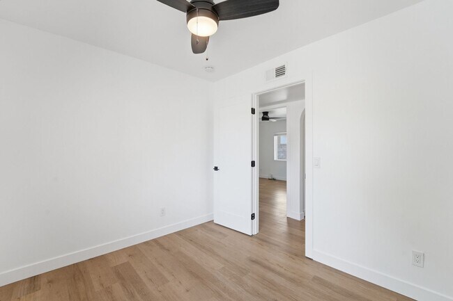 Building Photo - Discover this beautifully renovated 3-bedroom, 2-bath home in Mesa, AZ!