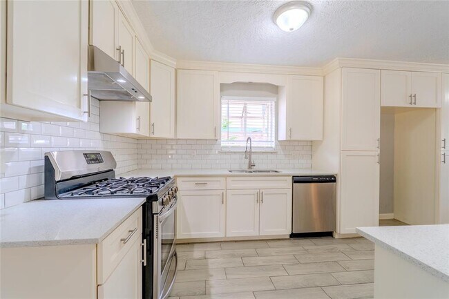 Building Photo - 19314 Enchanted Oaks Dr