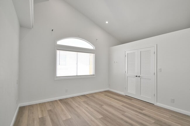 Building Photo - Beautiful Ocean View Townhome with Remodel...