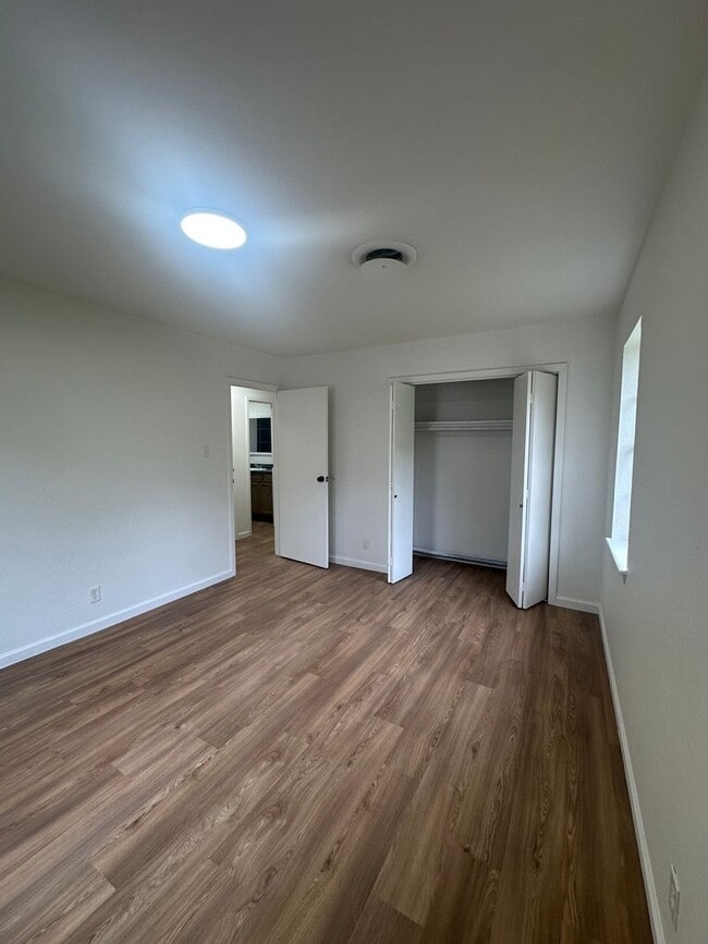 Building Photo - $1500 move-in special
