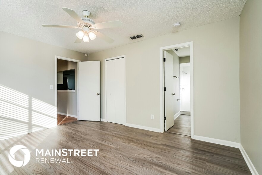 Building Photo - 220 SE 27th Terrace