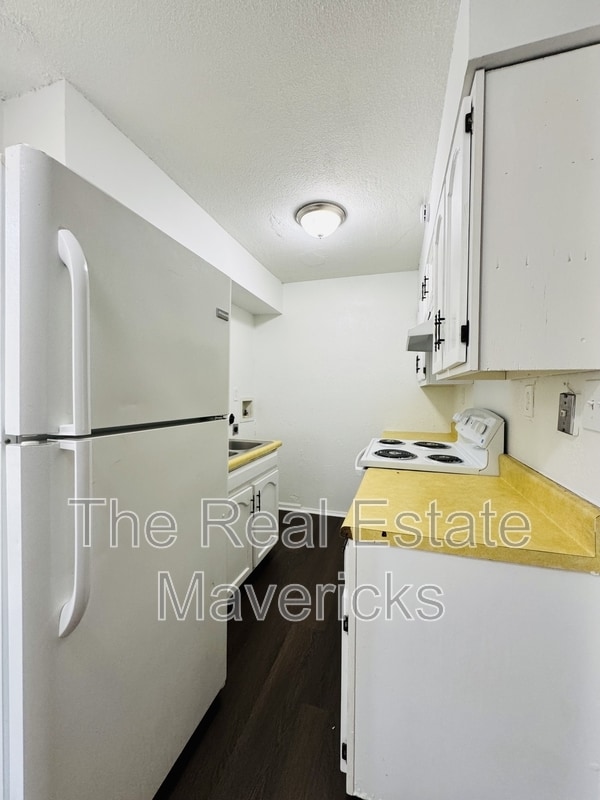 Building Photo - 925 Shallowford Rd