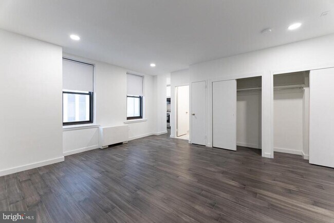 Building Photo - 135 S 19th St