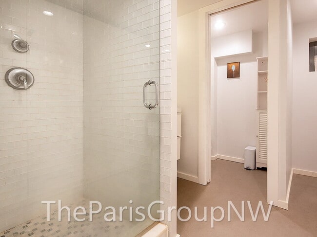Building Photo - Remarkably Remodeled Queen Anne Home w/Air Conditioning!
