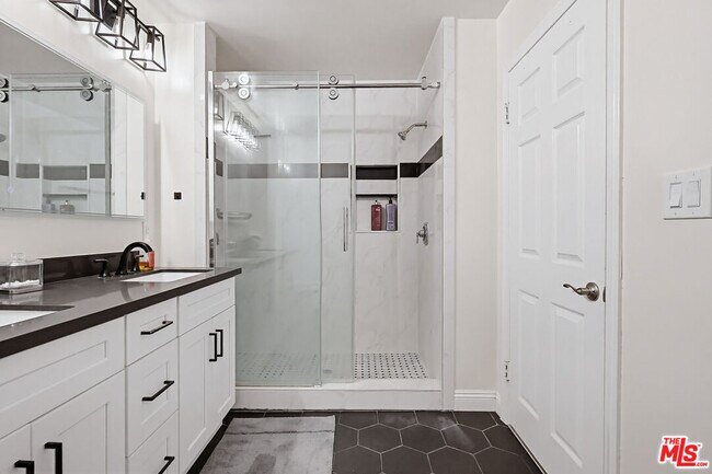 Building Photo - 9209 Paramount Blvd