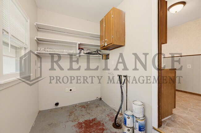 Building Photo - 1620 E Selma St