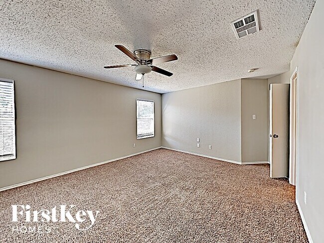 Building Photo - 553 Linacre Dr