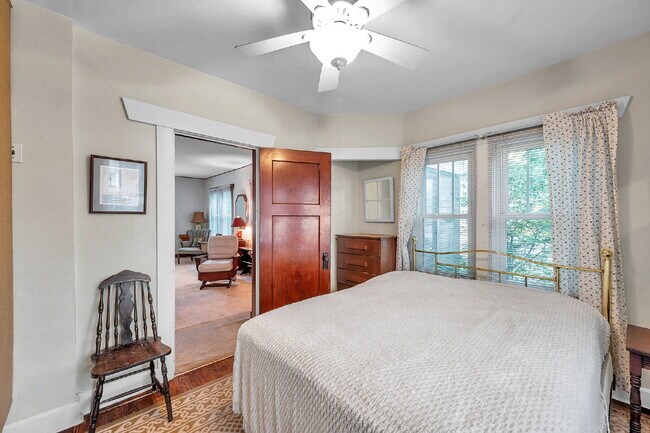 Building Photo - Gulfport Arts District Living — Furnished 3BR Bungalow with Large Yard and Easy Coastal Access |