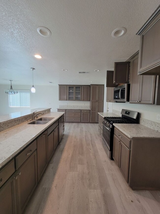 Building Photo - Beautiful 3 Bedroom 2 Bathroom Home in SW Visalia!