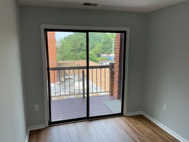 Building Photo - Very well maintained and extra large 3BR 2BA condo moments to Marc Train in Downtown Gaithersburg
