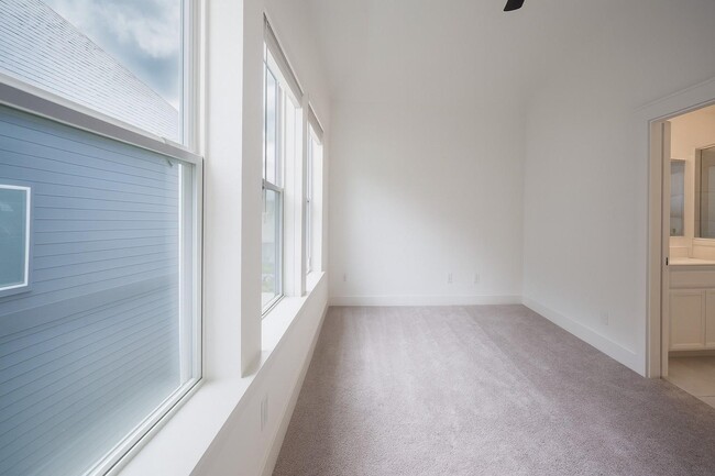 Building Photo - 15115 Parkland Canyon Dr