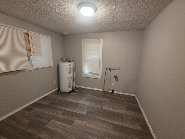 Building Photo - 4 Bed 1 Bath - NEW TO MARKET