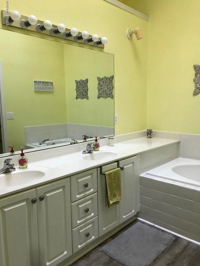Building Photo - 4146 Breezewood Dr