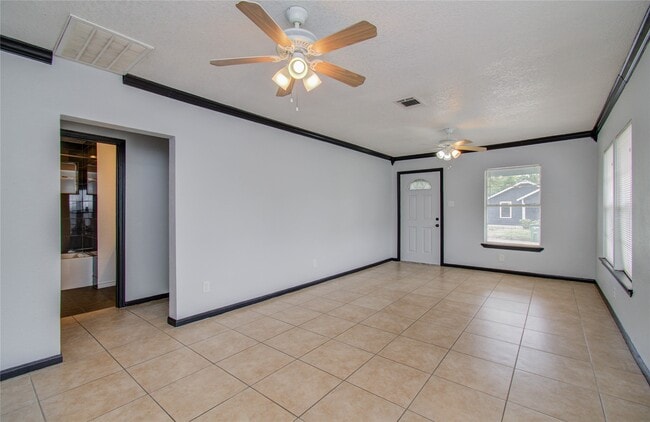 Building Photo - 5319 Bell St