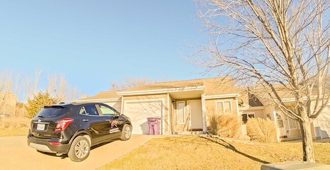 Building Photo - Backyard Deck + Attached Garage + Pet Friendly + Washer and Dryer Included! Available January Now!